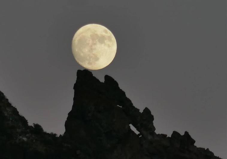 Un 'lobo' de piedra aúlla a la luna en Gran Canaria
