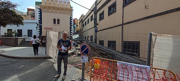 El presidente de la asociación de vecinos Artemi, Antonio Marrero, posa junto a la obra.