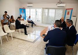 Quintero y Betancort, con representantes del sector primario, en la Granja del Cabildo.