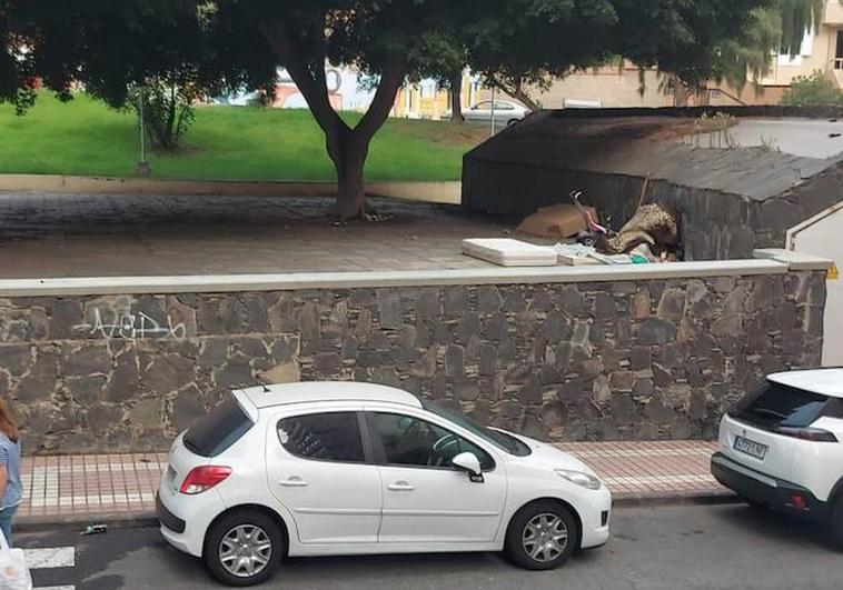 Enseres acumulados en el parque de Buenavista.