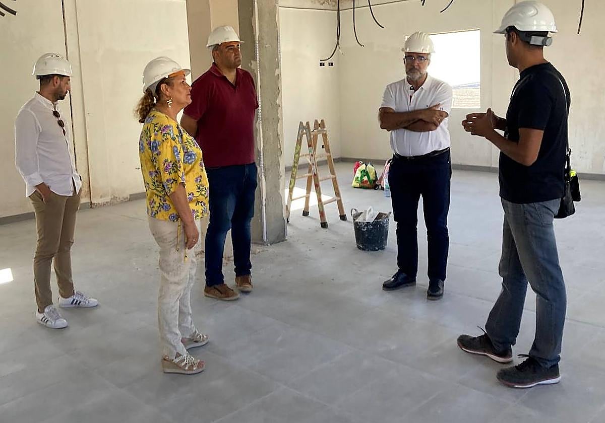 El alcalde de Ingenio, José López, visitó este jueves las obras del local social de Cuesta Caballero.