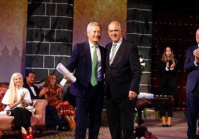 Agustín Manrique de Lara (izquierda), nuevo Hijo Adoptivo de Teror, junto al alcalde.