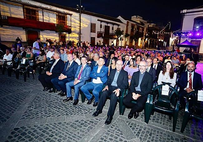 Público asistente al acto de entrega de honores celebrado en la plaza del Pino.