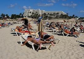 Hamacas y sombrillas en una playa de Corralejo.