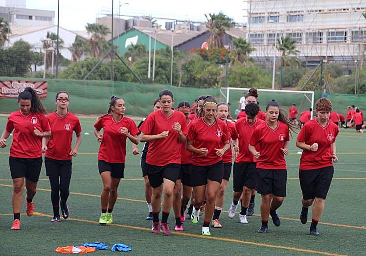 Entrenamiento del Unión Viera C, el tercer equipo del conjunto de Schamann, uno de los decanos de Canarias en el ámbito femenino.