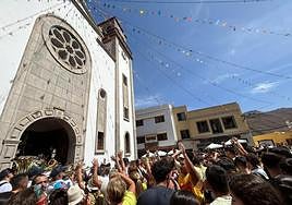 Imagen del acto de repique de campanas en la iglesia parroquial.