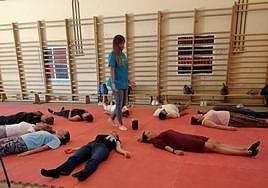 Alumnos del IES Cruce de Arinaga en una ejercicio de relajación y respiración.