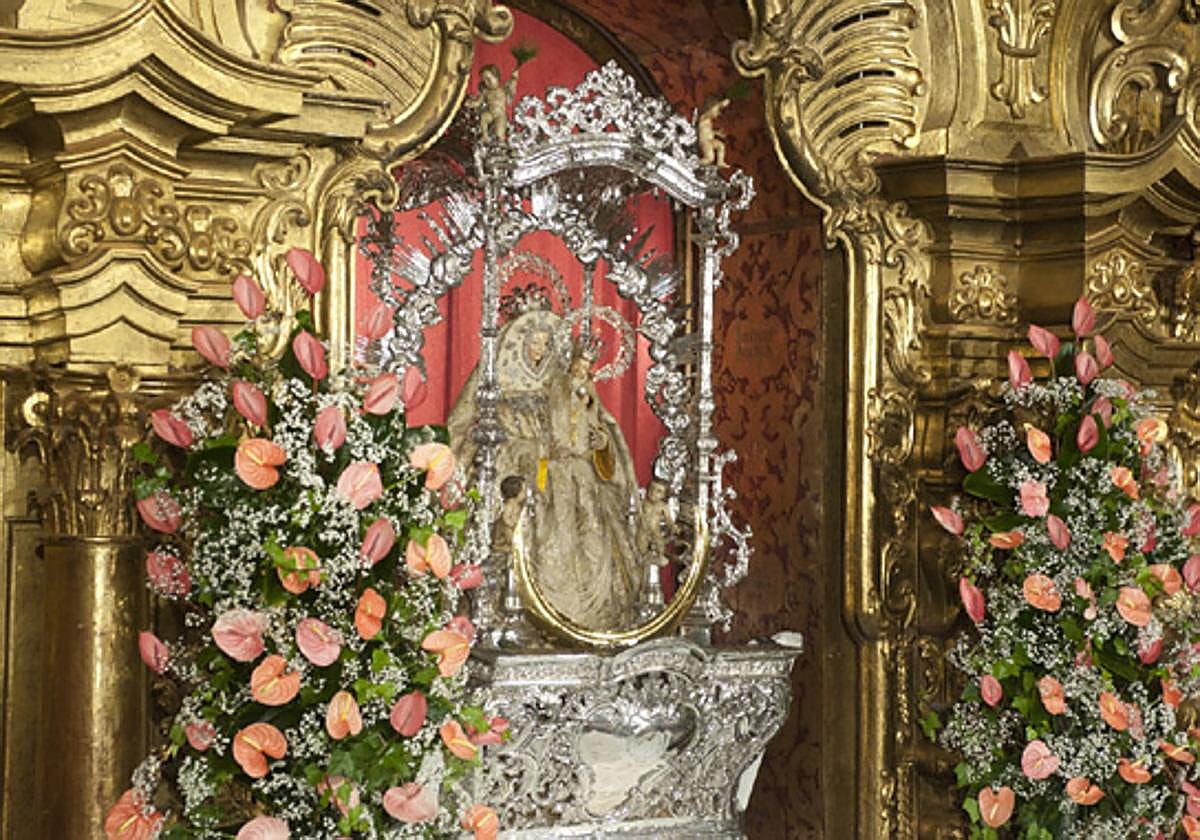 La imagen de la Virgen del Pino, con el manto de Los Pinos.
