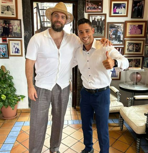 Henry Cavill durante su visita al restaurante La Torre del Mirador.