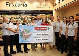 Momento de entrega del cheque en SPAR Zoco Negro en Arinaga.