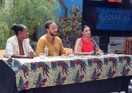 De izquierda a derecha, Sakinatou N'Diaje, Armando Ravelo y Yanely Hernández, este martes, en la rueda de prensa en Casa África.