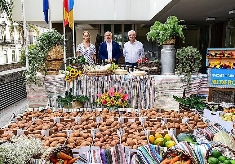 Parte del contenido de la carreta que el Cabildo de Gran Canaria llevará a la romería-ofrenda.