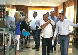 Consejeros saliendo de la sesión plenaria de este martes.