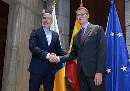 El presidente del Gobierno de Canarias y líder de Coalición Canaria (CC), Fernando Clavijo (i), recibe al presidente nacional del PP y candidato a la presidencia del Gobierno, Alberto Núñez Feijóo (d).