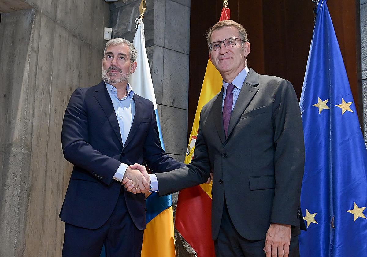 El presidente del Gobierno de Canarias y líder de Coalición Canaria (CC), Fernando Clavijo (i), recibe al presidente nacional del PP y candidato a la presidencia del Gobierno, Alberto Núñez Feijóo (d).