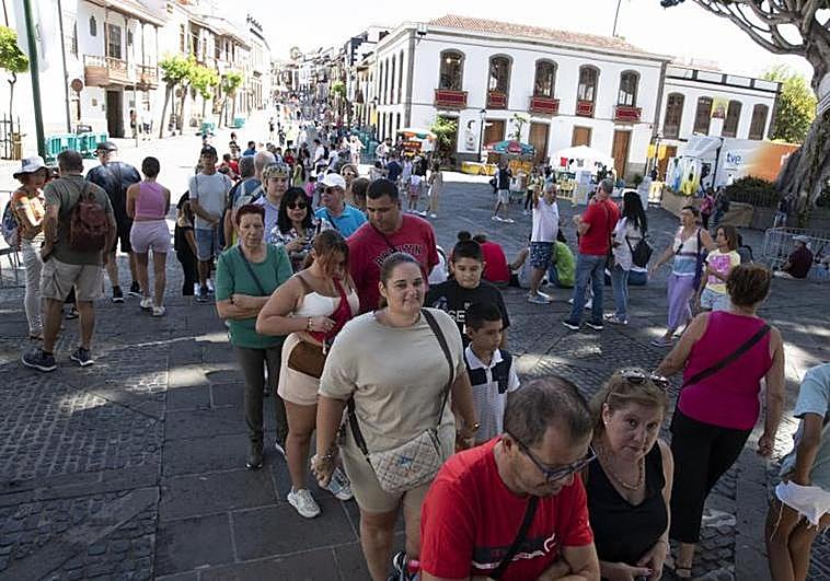 La cola para entrar a ver a la Virgen del Pino a pie de calle en la basílica de Teror.