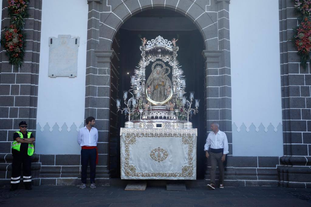 Romería y ofrendas en la basílica de Teror