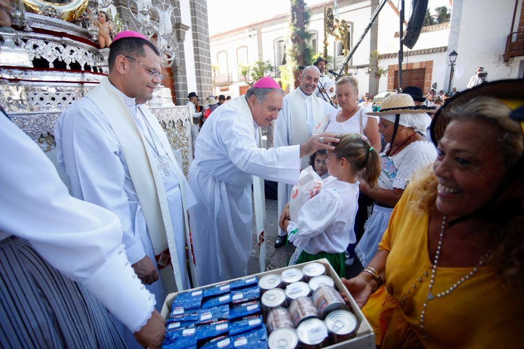Romería y ofrendas en la basílica de Teror