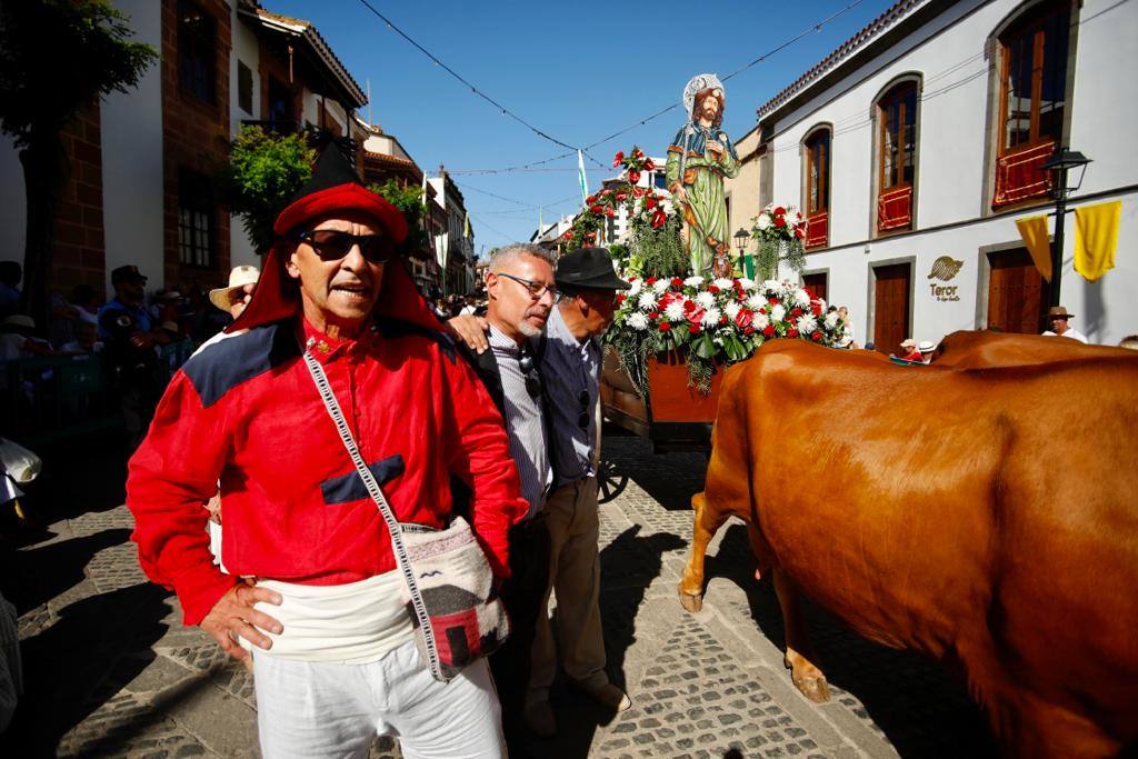 Romería y ofrendas en la basílica de Teror
