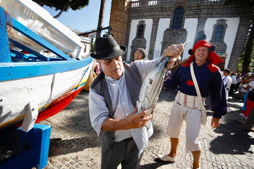 Romería y ofrendas en la basílica de Teror