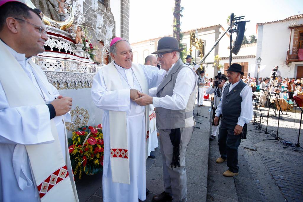 Romería y ofrendas en la basílica de Teror