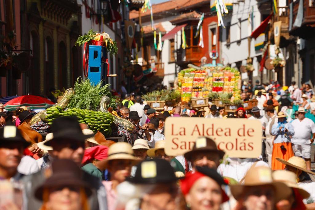 Romería y ofrendas en la basílica de Teror