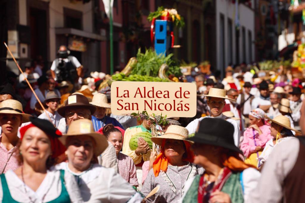 Romería y ofrendas en la basílica de Teror