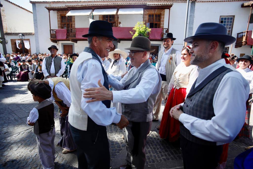Romería y ofrendas en la basílica de Teror
