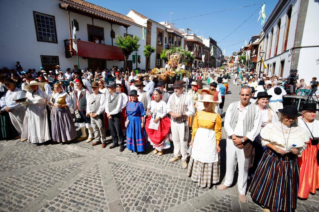 Romería y ofrendas en la basílica de Teror