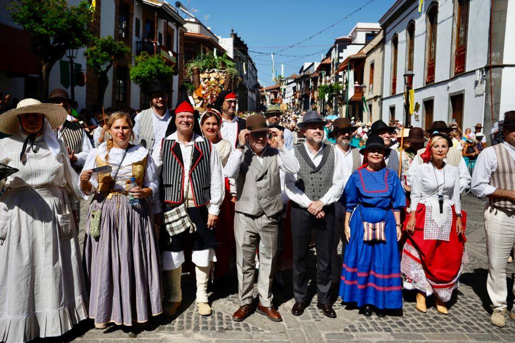 Romería y ofrendas en la basílica de Teror