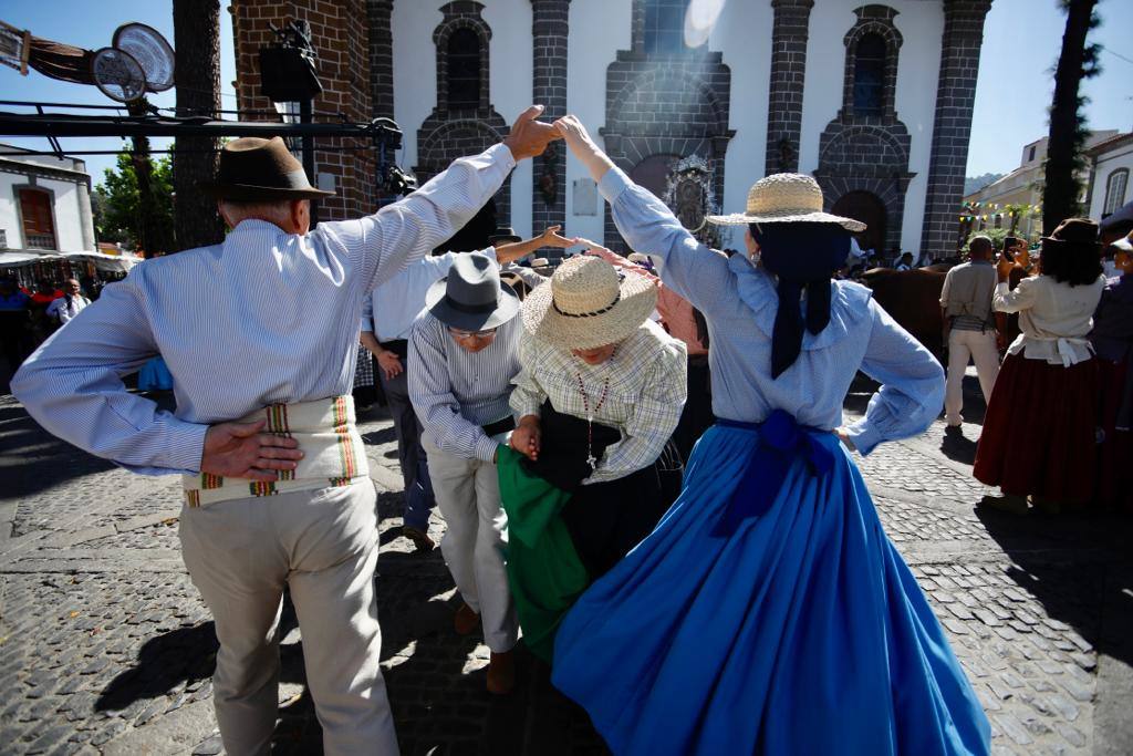 Romería y ofrendas en la basílica de Teror