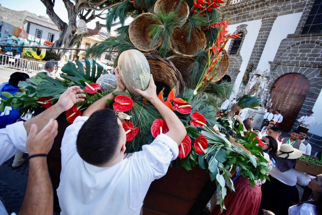 Romería y ofrendas en la basílica de Teror
