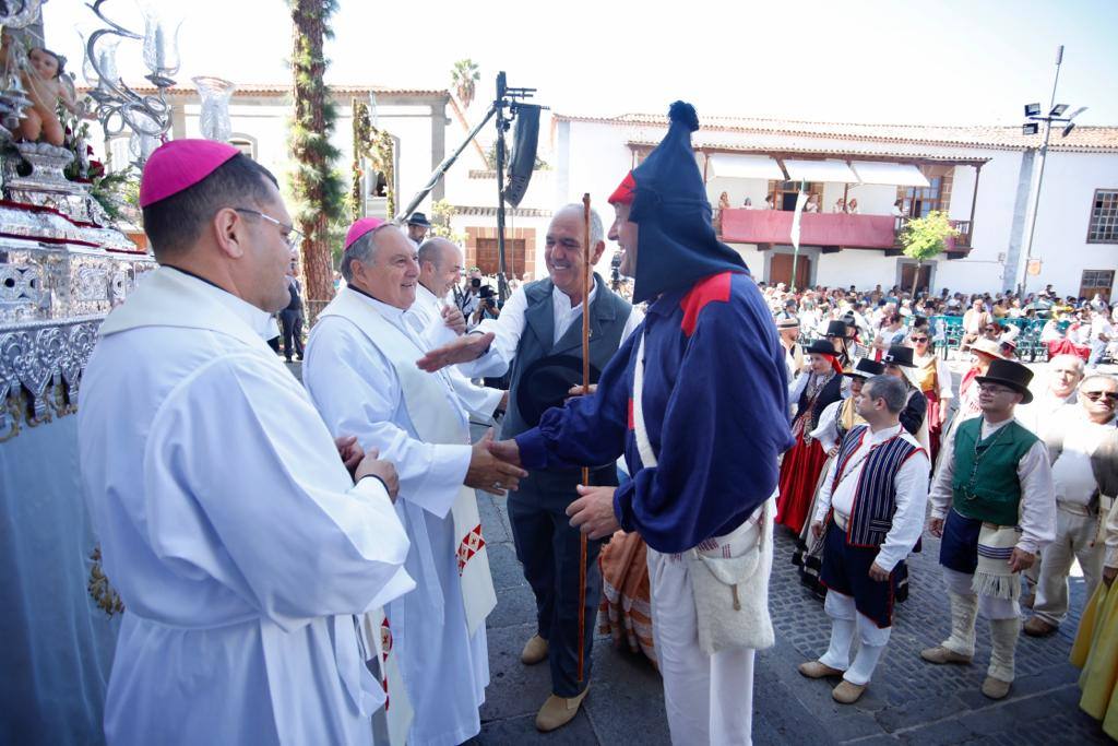 Romería y ofrendas en la basílica de Teror