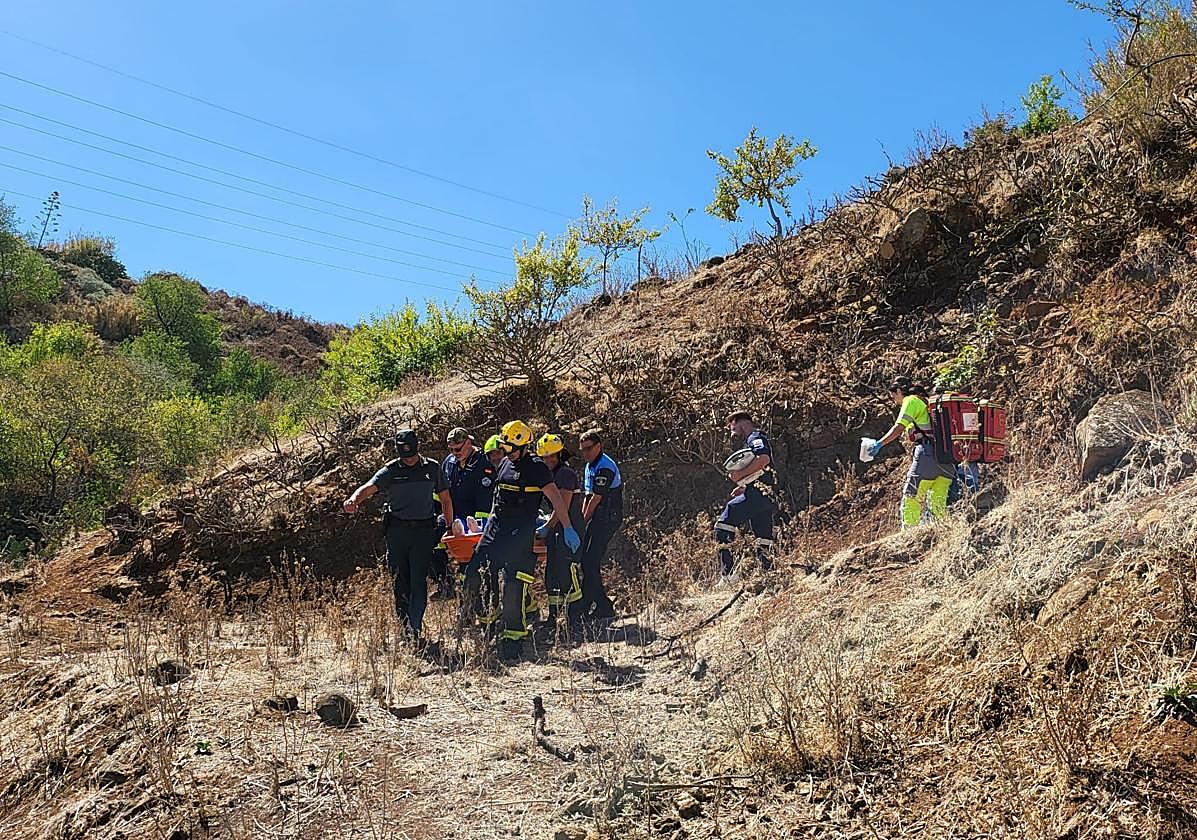 El varón, de 60 años, fue trasladado en helicóptero hasta el Hospital Doctor Negrín, tras ser verse atropellado por su propio tractor.