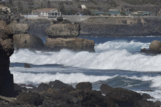 Las mareas del Pino hacen las delicias de los surferos en La Cícer