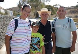 Liova Suárez, junto a su marido, su padre y su hijo, por el que cumple la promesa.