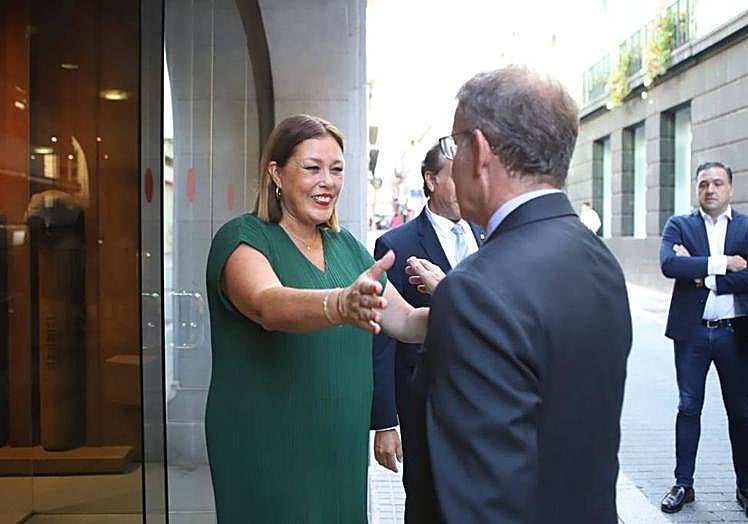 Imagen principal - Alberto Núñez Feijóo visita el Parlamento de Canarias