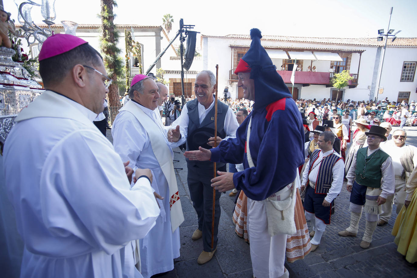 Romería y ofrendas en la basílica de Teror