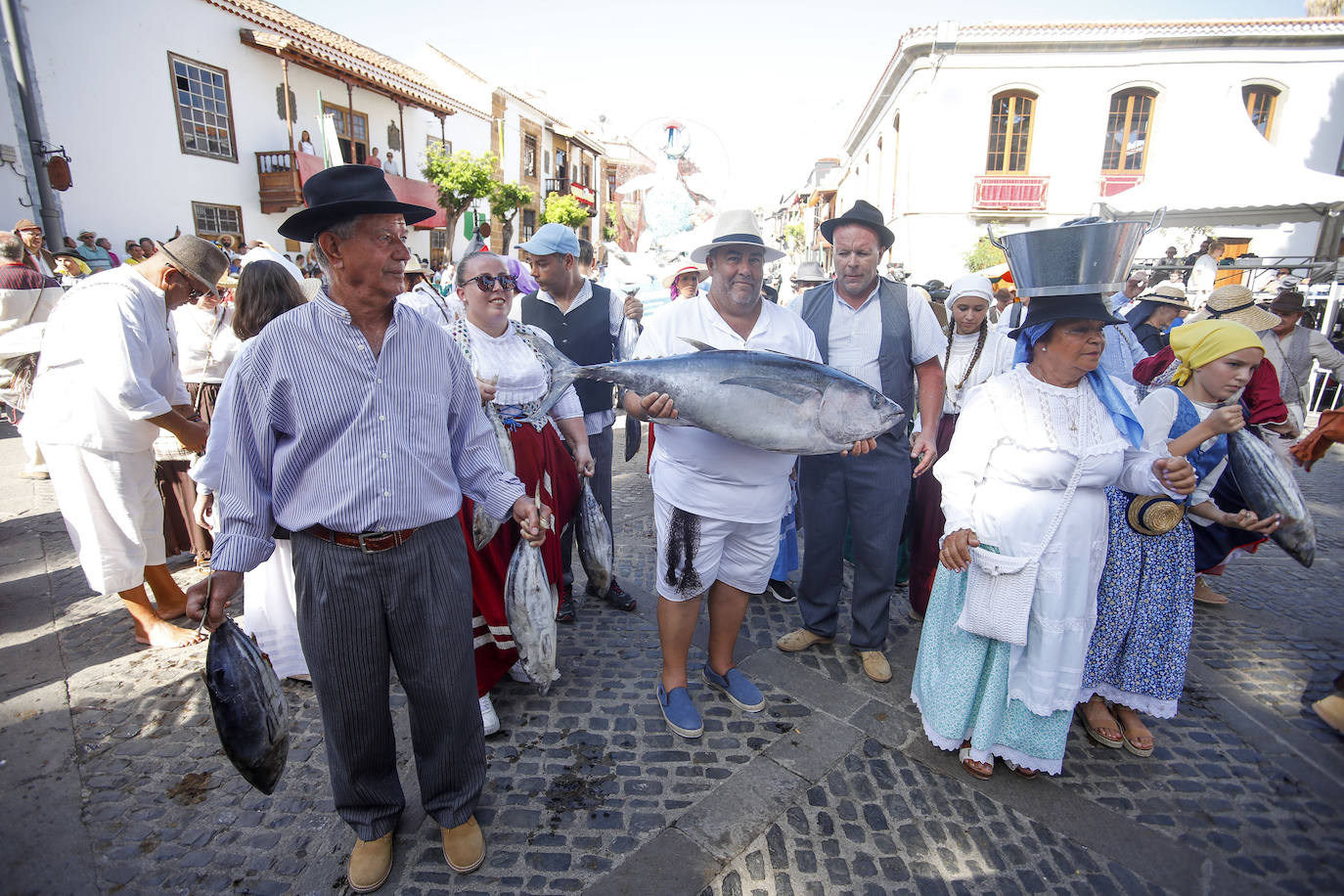 Romería y ofrendas en la basílica de Teror