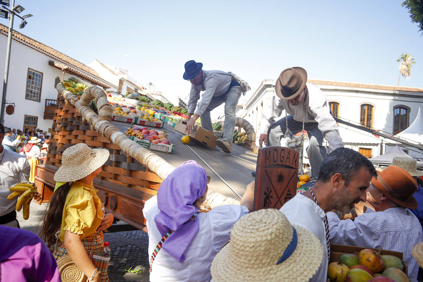Romería y ofrendas en la basílica de Teror