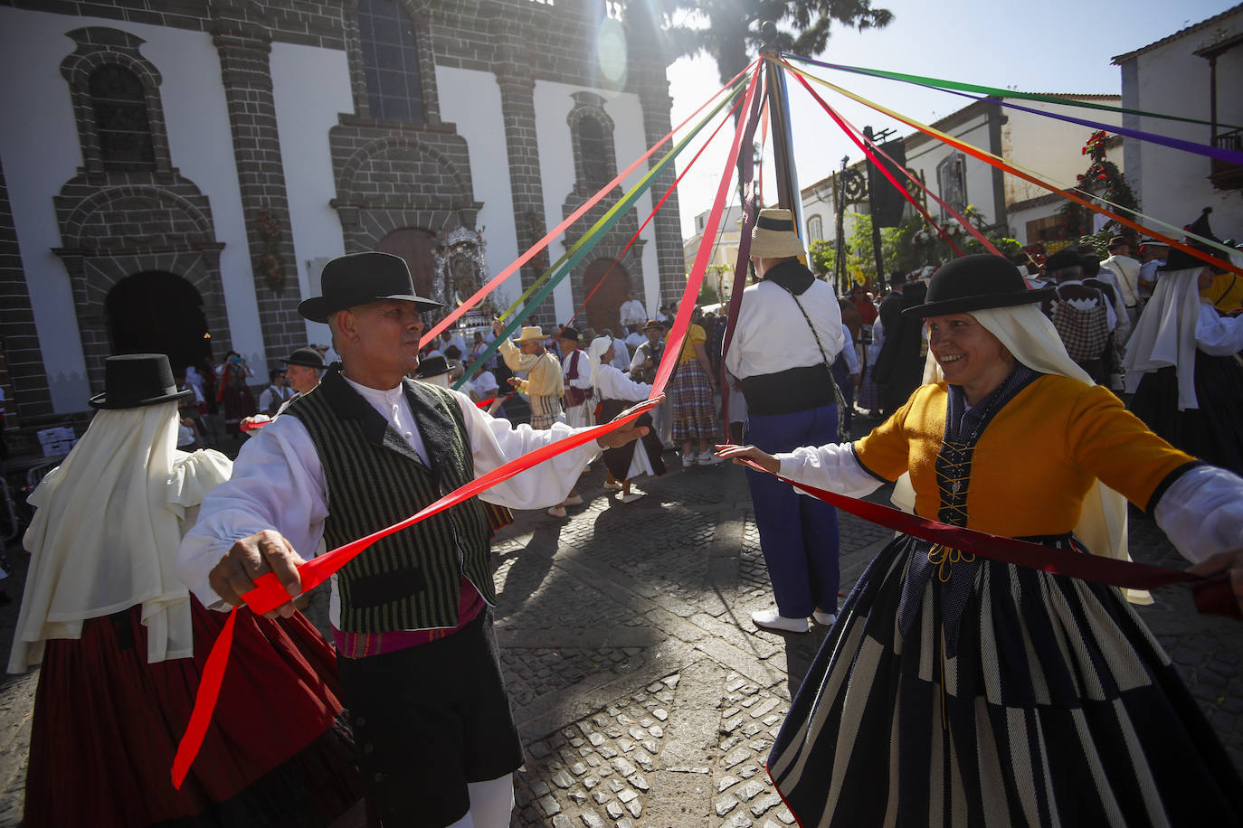 Romería y ofrendas en la basílica de Teror
