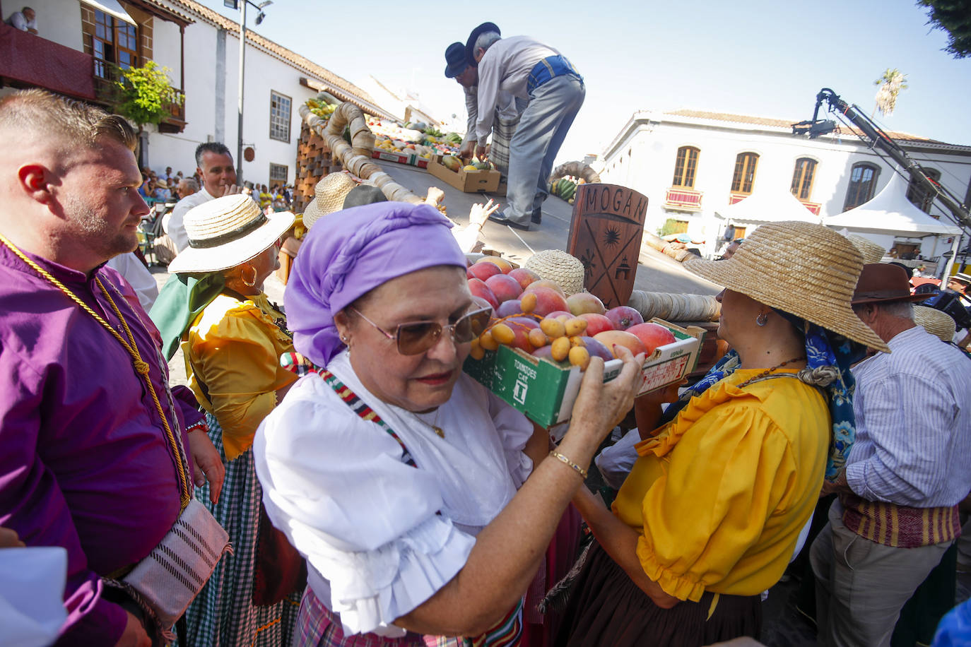 Romería y ofrendas en la basílica de Teror