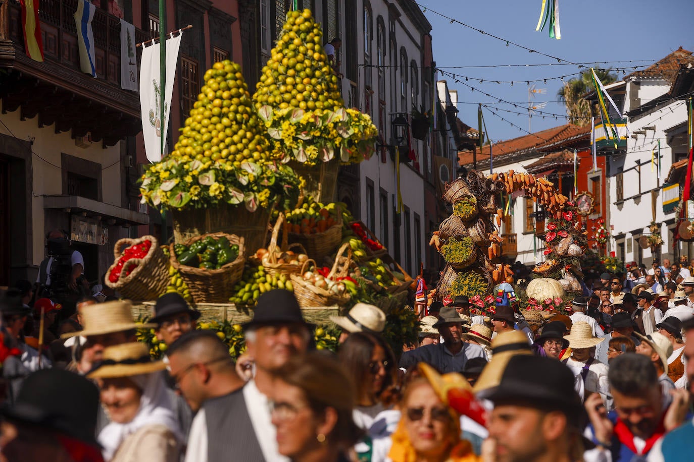 Romería y ofrendas en la basílica de Teror