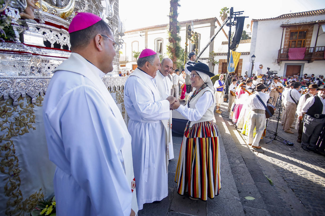 Romería y ofrendas en la basílica de Teror