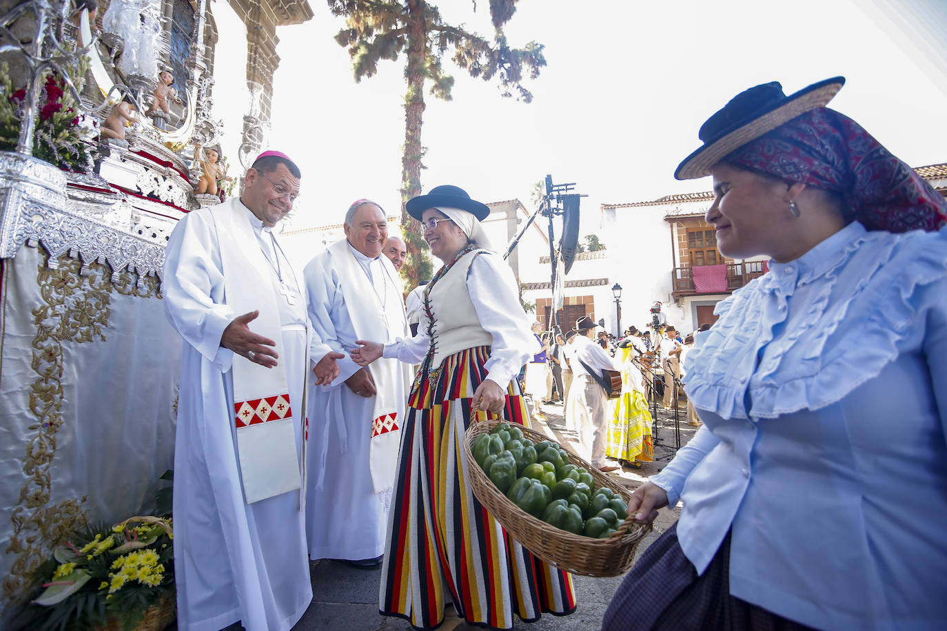 Romería y ofrendas en la basílica de Teror