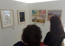 Varias obras finalistas, con el primer premio en el interior en el panel izquierdo de la imagen.