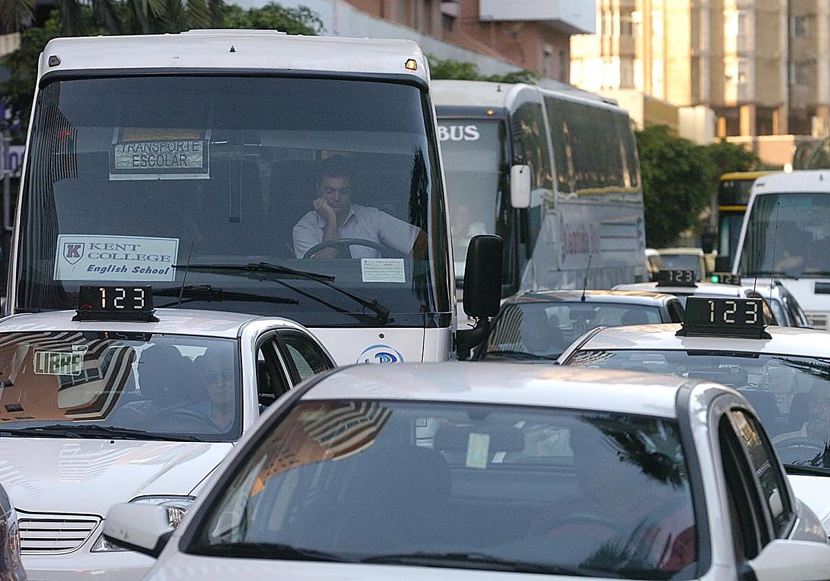 Imagen de archivo del tráfico en el primer día de la vuelta al colegio en la capital grancanaria.