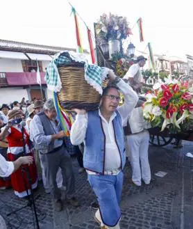 Imagen secundaria 2 - Entrega de las ofrendas a la Virgen del Pino.