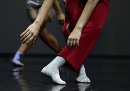 Detalle de unos bailarines del montaje 'Canarii. País adentro', durante los ensayos realizados en el edificio Miller, dirigido por Daniel Abreu, Premio Nacional de Danza.
