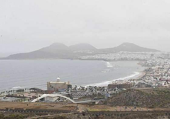 Las Canteras, en la capital grancanaria, donde se podrían registrar lluvias este lunes.
